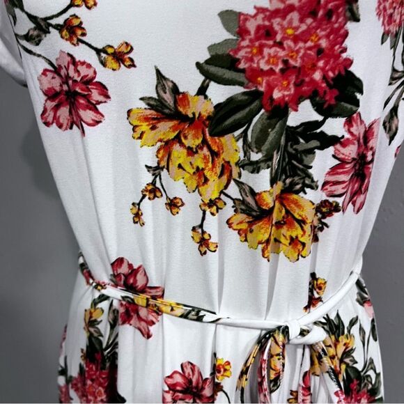 Floral short sleeve v-neck dress with belt - Picture 4 of 13